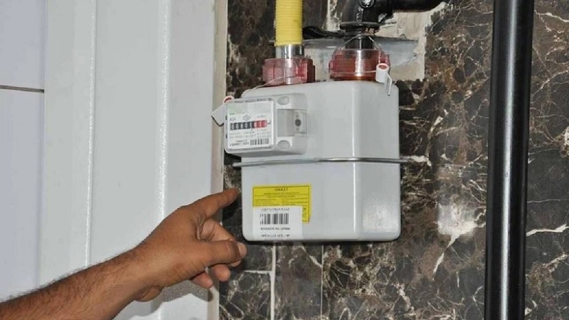 Alternatif Enerji Kaynaklarına Yönelim
Avrupa'nın enerji geleceği artık doğalgazdan uzaklaşarak şekilleniyor. Bu doğrultuda, yenilenebilir enerji kaynaklarına verilen destekler artırılarak kullanım alanları yaygınlaştırılıyor. Güneş enerjisi, rüzgar enerjisi ve jeotermal enerji gibi temiz enerji çözümleri, fosil yakıtların yerini alacak temel seçenekler olarak öne çıkıyor. Bu stratejik yatırım ve teşvik politikaları, AB'nin sadece enerji bağımsızlığını güçlendirmekle kalmıyor, aynı zamanda çevresel sürdürülebilirlik hedeflerine ulaşmasına da önemli katkı sağlıyor. Yenilenebilir enerjiye geçiş, hem daha temiz bir çevre hem de daha öngörülebilir ve güvenli bir enerji arzı anlamına geliyor. Avrupa genelinde bu kaynaklara olan ilgi ve yatırım ivmesi artarak devam ediyor.