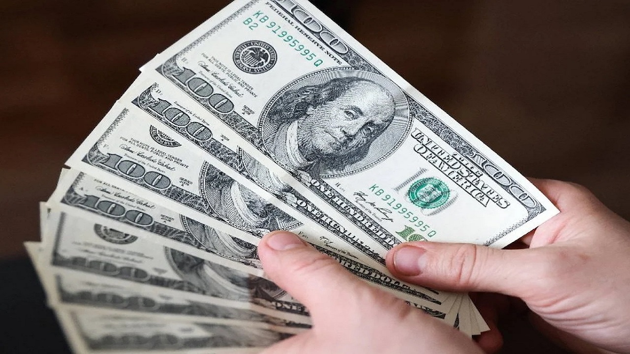 Enflasyon Alarmı: IMF'den Çift Hane Uyarısı
Raporda belki de en dikkat çekici farklılık enflasyon tahminlerinde ortaya çıkıyor. IMF, Türkiye ekonomisinin görünümündeki en belirgin bozulmanın enflasyon alanında yaşandığına işaret ediyor. Kuruluş, Türkiye için 2025 yılı enflasyon tahminini, bir önceki raporuna kıyasla tam 7 puan artırarak yüzde 31'e yükseltti. Bu oran, hükümetin OVP'de 2025 sonu için belirlediği yüzde 17.5'lik hedefin ve Merkez Bankası'nın son Enflasyon Raporu'ndaki yüzde 24'lük tahminin oldukça üzerinde bulunuyor. Daha da önemlisi, IMF, hükümetin 2026, Merkez Bankası'nın ise 2027 için öngördüğü tek haneli enflasyon hedefinin aksine, Türkiye'nin önümüzdeki 5 yıl boyunca çift haneli enflasyonla mücadele etmeye devam edeceğini tahmin ediyor.