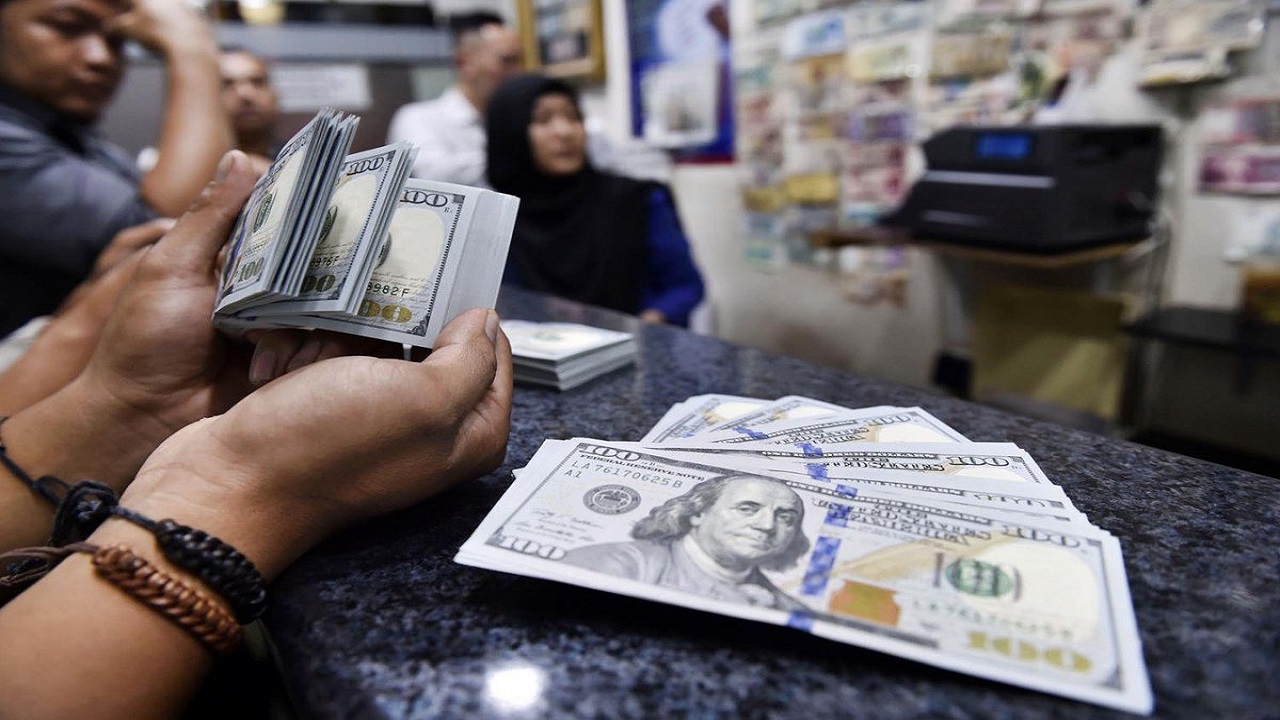 Dolar Kuru Tahminleri ve 45 TL Senaryosu
Enflasyon ve büyüme beklentilerindeki farklılıklar, döviz kuru tahminlerine de yansıyor. IMF'nin güncellenen raporunda, doların TL karşısındaki değeri için bu yıl (önceki rapora göre) 1.5 lira, gelecek yıl ise 5 lira daha fazla artış öngörüldü. Bu verileri analiz eden deneyimli iktisatçı Mahfi Eğilmez, IMF'nin projeksiyonlarına dayanarak yaptığı hesaplamada, 2025 yıl sonu için dolar kurunun 45.2 TL civarında oluşabileceği sonucuna ulaştı. IMF'nin bu yıl için ortalama kur tahmini ise 41.8 TL seviyesinde. Bu tahminler, kurdaki yukarı yönlü baskının devam edebileceğine işaret ediyor ve ithalat maliyetleri başta olmak üzere birçok ekonomik parametreyi etkileyebilir.