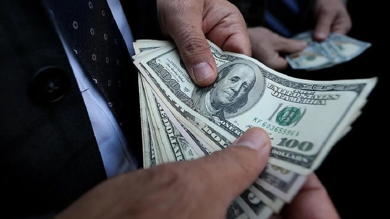 Ancak IMF, aynı yıl için Türkiye ekonomisinin yüzde 2.7 oranında büyüyeceğini öngörüyor. Bu tahmin, sadece OVP hedefinin oldukça altında kalmakla kalmıyor, aynı zamanda IMF'nin kendi Ekim 2024'te yaptığı tahminlere göre de daha olumsuz bir tablo çiziyor. Bu durum, küresel ekonomik koşullar ve iç dinamiklerin etkisiyle büyüme ivmesinde bir yavaşlama beklentisini güçlendiriyor.