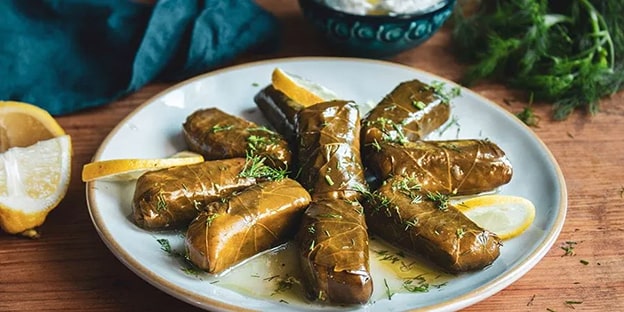 Dolmadakia / Yaprak Sarma 
Her iki versiyonda da zeytinyağlı veya etli seçenekleriyle sofraları süslüyor. “Dolma” kelimesinin ortaklığı, bu yemeğin kökenindeki bağı gözler önüne seriyor.