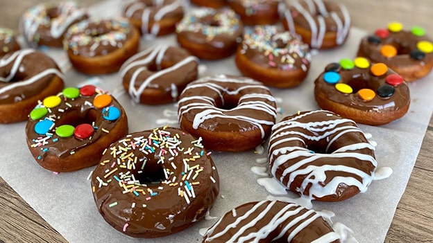 Donut (Yaklaşık 250 Kalori)
Tatlı bir donutun kalorisini eritmek için 26 dakika fitness yapmalısınız. Fitness salonunda koşu bandı, eliptik bisiklet veya ağırlık çalışmalarıyla bu kalorileri yakabilirsiniz. Kardiyo ve güç egzersizlerini birleştiren bir rutin, donutun tadını çıkardıktan kalorileri yakmanıza yardımcı olur.