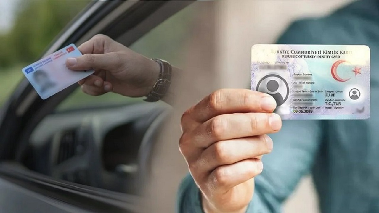 Kimlikle Trafiğe Çıkış
Gerçek Gündem'de yer alan habere göre, yeni nesil sürücü belgesi bilgilerinin elektronik kimlik kartlarına entegre edilmesi, sürücülere önemli bir kolaylık ve pratiklik sağlıyor. Bu yeni uygulama ile birlikte, kimlik kartları yanlarında olduğu sürece, sürücülerin ayrıca fiziksel bir sürücü belgesi taşıma zorunluluğu kalmıyor. Bu durum, trafikteki belge karmaşasını azaltarak hem sürücüler hem de denetim yapan görevliler için süreci basitleştiriyor. Aynı zamanda, vatandaşların günlük hayatında taşıması gereken belge sayısını azaltarak yaşamlarını kolaylaştırıyor. Bu dijital entegrasyon, modern teknolojinin kamu hizmetlerine etkin bir şekilde uyarlandığının bir göstergesi olarak kabul ediliyor.