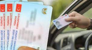 Türkiye'nin 81 ilinde trafikte çığır açan yeni bir dönem resmen başladı. Sürücülerin yıllardır alışık olduğu bir zorunluluk ortadan kalkıyor: sürücü belgesini yanında taşıma mecburiyeti. İçişleri Bakanlığı Nüfus ve Vatandaşlık İşleri Genel Müdürlüğü'nün geliştirdiği "Hayat Kimliğinle Kolay" uygulaması, bu büyük dönüşümün temelini oluşturuyor. Bu yenilikçi uygulama sayesinde, sürücü belgesi bilgileri artık Türkiye Cumhuriyeti kimlik kartlarına entegre ediliyor. Bu sayede, sürücüler trafikte sadece kimlik kartlarını yanlarında bulundurarak yasal bir şekilde seyahat edebilecekler. Uygulamadan faydalanan vatandaş sayısı şimdiden 6 milyon 275 bine ulaşmış durumda.