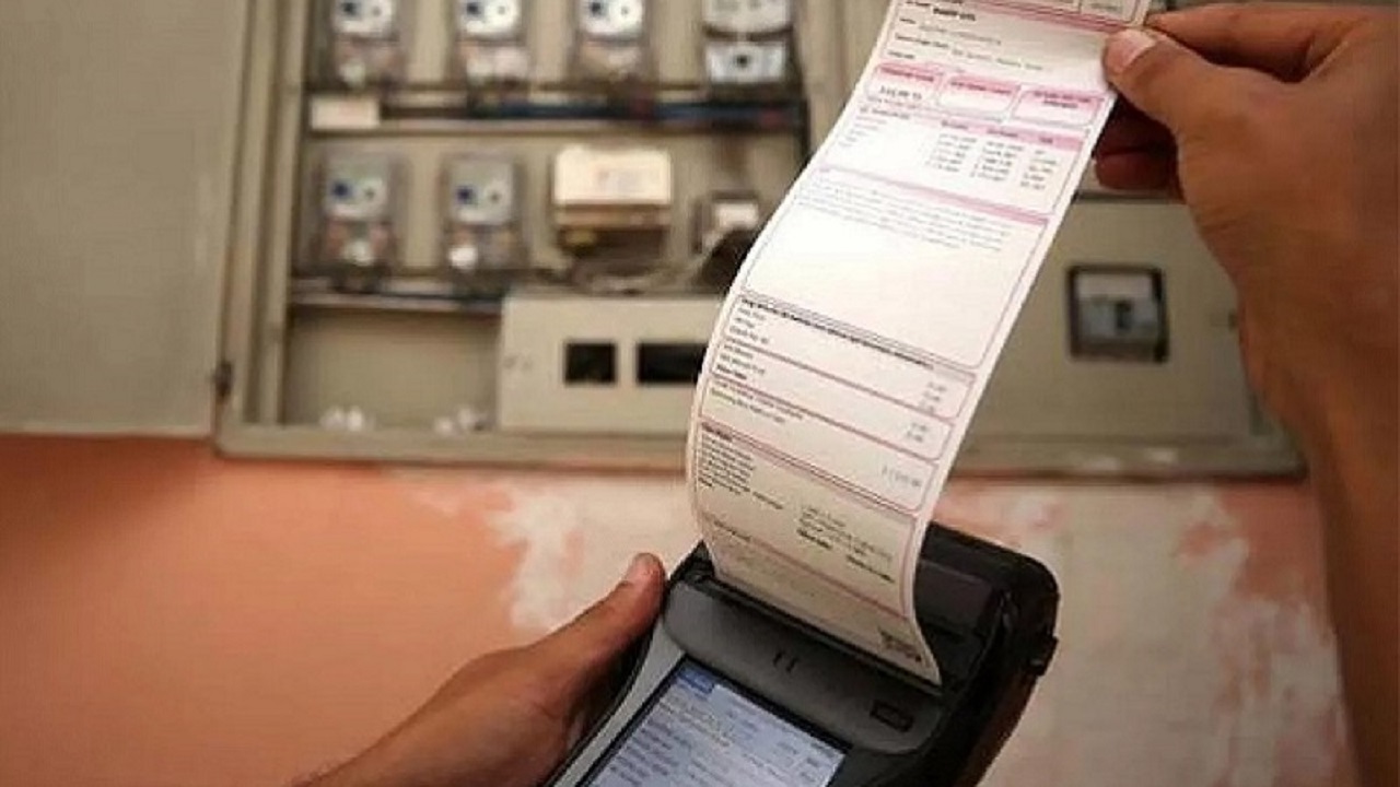 İdeal Sıcaklık Ayarı ve Günlük Kullanım
Klimayı sürekli çalıştırma taktiğini uygularken, ayarlanacak sıcaklık derecesi de büyük önem taşır. Uzmanlar, günün büyük kısmını evde geçiriyorsanız klimanın sabit bir sıcaklıkta çalışmasının daha tasarruflu olduğunu belirtiyor. Genel olarak konforlu ve aynı zamanda enerji verimli bir ayar olarak 24-26 derece arası öneriliyor. Bu sıcaklık aralığı, hem vücut için ideal serinliği sağlar hem de klimanın aşırı yük altında çalışmasını engeller. Bu basit ayarlama ve kullanım alışkanlığı değişikliği, yaz boyunca elektrik faturasında belirgin bir düşüş sağlayabilir.
