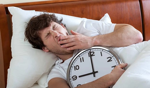 4. Erken Yat, Erken Kalk
Yeterli uyku almak, sabah erken kalkmanın temel taşlarından biri. Yetişkinler için ideal uyku süresi genellikle 7-9 saat arasında değişiyor. Yatış saatinizi kademeli olarak öne çekerek vücudunuzu bu rutine alıştırabilirsiniz. Erken yatmak, sadece sabahları zinde uyanmanızı değil, gün boyu motivasyonunuzu ve odaklanma yeteneğinizi de artırır.