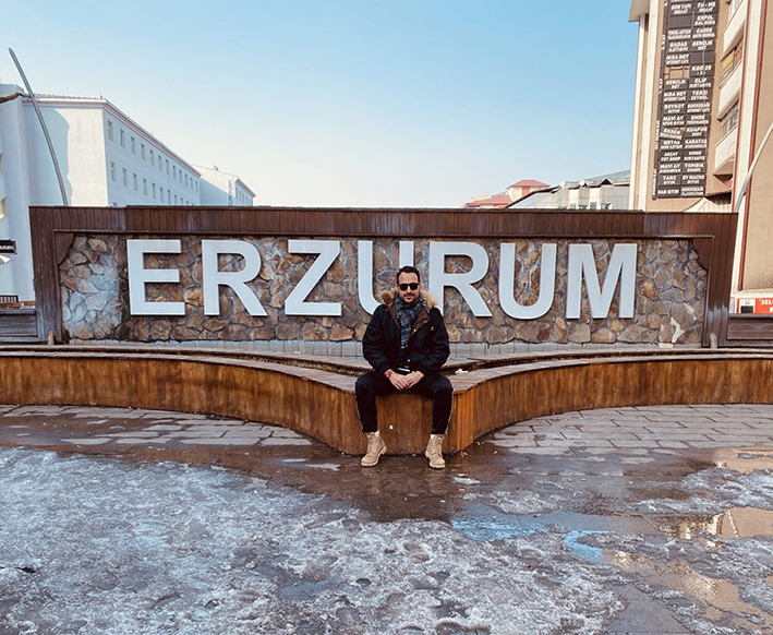 8. Erzurum

Doğu Anadolu’nun soğuk ama sıcak yürekli şehri Erzurum, Oltu taşıyla ünlüdür. Oltu taşından yapılmış tesbih, kolye ve bilezikler, el işçiliğinin zarif örnekleridir. Civil peyniri, bal ve dut pekmezi, yöresel lezzet arayanlar için idealdir.