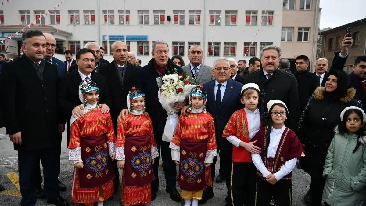Eski Kayseri Milletvekili Ankara Adliyesi Önünden Seslendi! Sözleri ‘Vara Vara’ Olayını Hatırlattı (1)