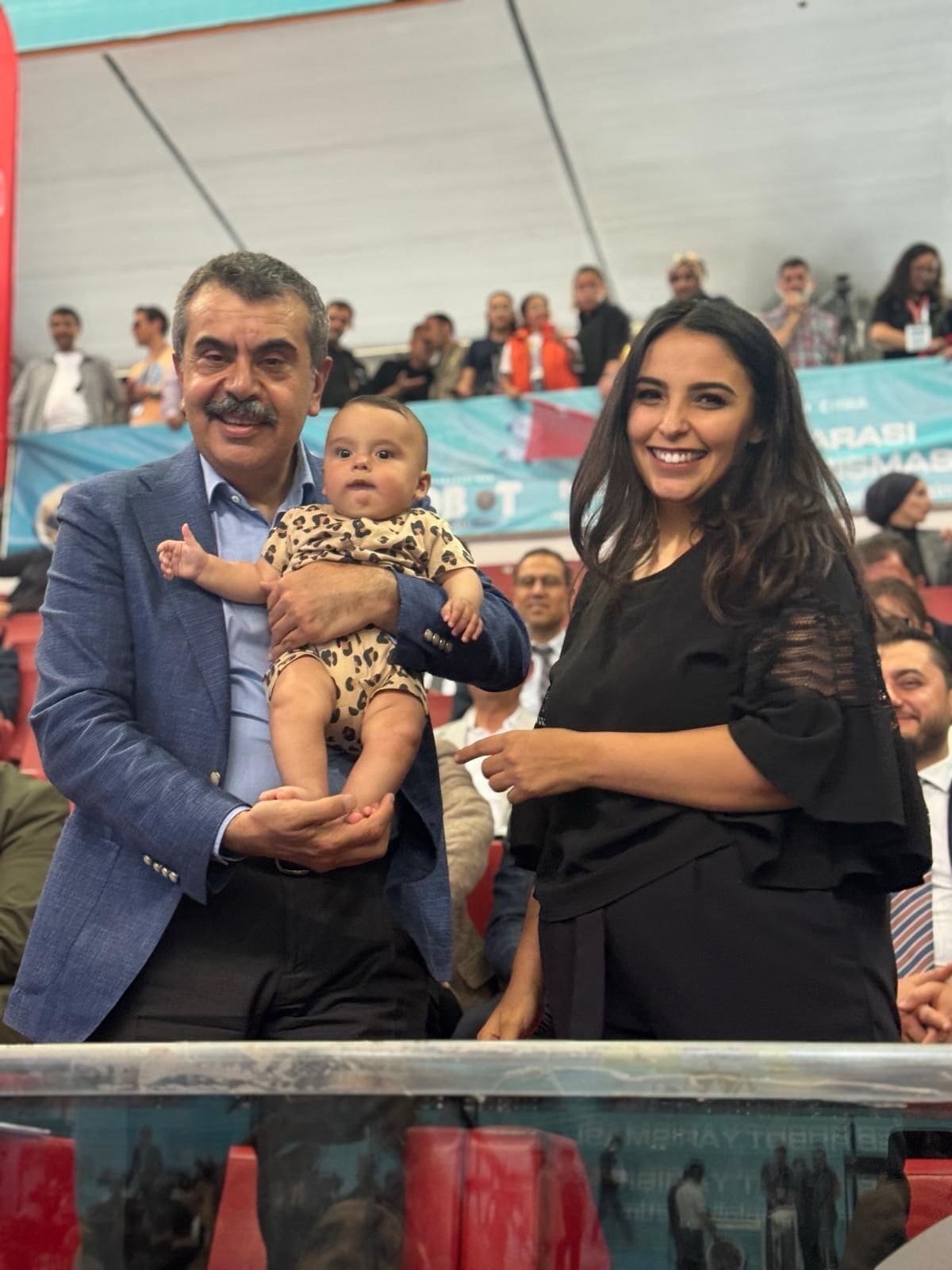 Eylül Akkar (2)