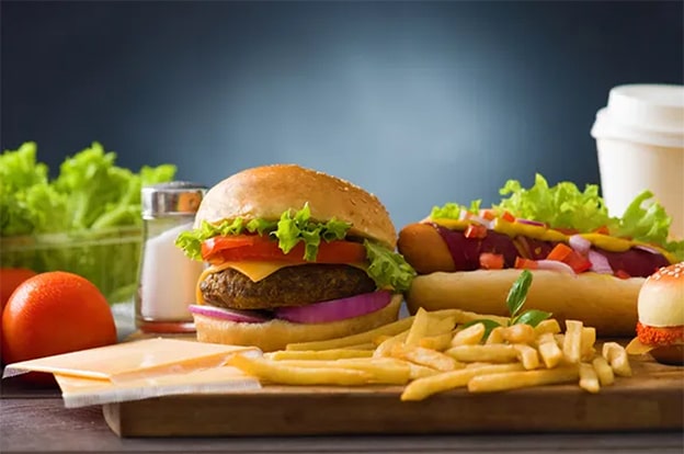Fast Food
Hamburger, pizza gibi fast food ürünleri, yüksek miktarda basit karbonhidrat ve trans yağ içerir. Bu gıdalar, kan şekerini dengede tutmaz ve uzun süreli tokluk sağlamaz. Uzmanlar, protein ağırlıklı ve yağsız besinlerin iştahı kontrol altına almada daha etkili olduğunu belirtiyor. Izgara tavuk veya sebzeli bir salata, hem doyurucu hem de sağlıklı bir alternatiftir.