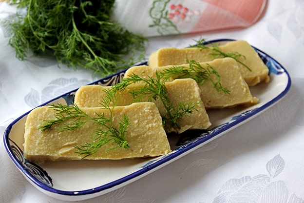 Fava / Fava
Baklanın zeytinyağı ve soğanla buluştuğu fava, her iki mutfakta da sevilen bir meze. Türk sofralarında zeytinyağlı fava, Yunan sofralarında ise aynı adla, benzer bir tarifle yer buluyor. 