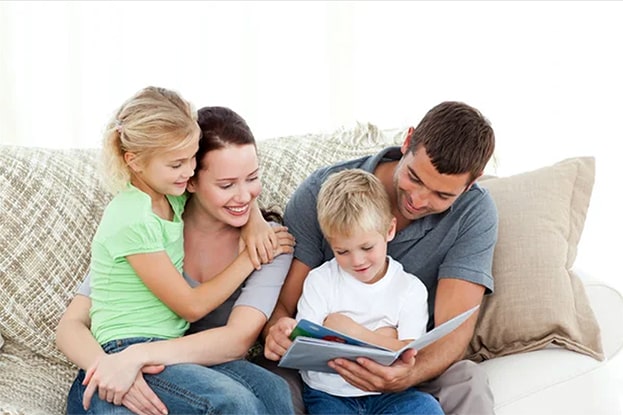 Aile Fotoğraflarıyla Bağ Kurma
Çocuğunuzun odasına aile fotoğraflarından oluşan bir pano hazırlayın. Fotoğrafların altına isimler yazarak akraba ilişkilerini öğretin. Zamanla panoyu bir aile ağacına dönüştürerek daha fazla bilgi ekleyin. Bu aktivite, çocuğunuzun sosyal bağlarını ve dil becerilerini güçlendirir.