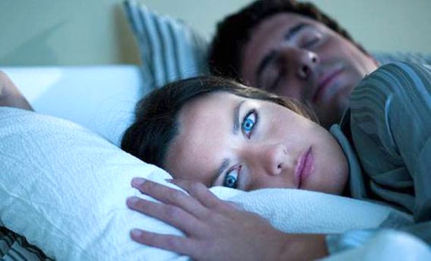 Geceleri Uyanmak Normaldir
Kesintisiz uyku ideal gibi görünse de gece uyanmaları sanıldığı kadar sorun değil. Van de Laar’a göre, kısa süreli uyanıklıklar doğanın bir parçası ve bu anlarda panik yapmak yerine sakin kalmak, uyku döngüsünü destekliyor. Uyanık geçirdiğiniz dakikaları stres kaynağı haline getirmek yerine, bu anları doğal kabul ederek rahat bir şekilde uykuya geri dönebilirsiniz. Bu yaklaşım, uykusuzluk kaygısını azaltarak daha huzurlu bir uyku sağlar.