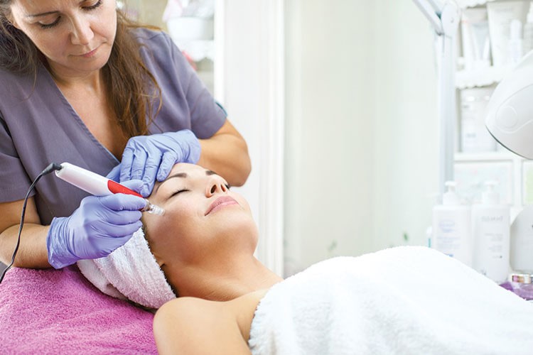 Medikal Tedavi Yöntemleri

Dermatologlar, milia tedavisinde çeşitli yöntemler uygular. Retinoid veya alfa hidroksi asit içeren reçeteli kremler, cilt yenilenmesini destekleyerek kistlerin azalmasına yardımcı olur. Steril bir iğneyle kist içeriği boşaltılabilir ya da sıvı nitrojenle kriyoterapi uygulanarak kist dondurulabilir. Lazer ablasyonu, gözenekleri açarak kisti yok eder. Kimyasal peeling ise cildin üst tabakasını soyarak kistlerin görünümünü azaltır. Bu tedaviler, mutlaka uzman kontrolünde gerçekleştirilmelidir.