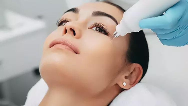 Milia tanısı, dermatolog tarafından yapılan fiziksel muayene ile konulur. Göz altı bölgesi detaylı bir şekilde incelenir ve şişlik ile hassasiyet kontrol edilir. Gerektiğinde kistin özelliklerini belirlemek için ek testler yapılabilir. Tanı konulduktan sonra dermatolog, hastaya uygun tedavi seçeneklerini sunar.