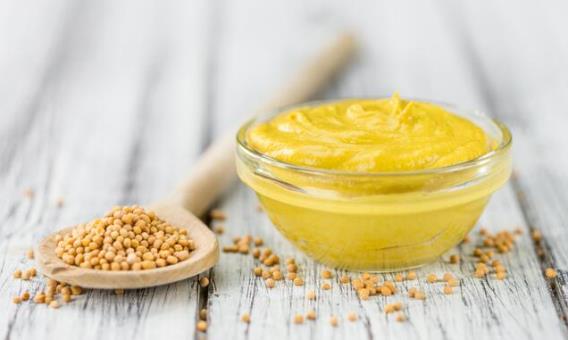 Hardalın Sağlığa Faydaları

Hardal sadece lezzetli değil, aynı zamanda sağlık dostu bir besin. A, K, C ve B grubu vitaminleri açısından zengin olan hardal, vücudun ihtiyaç duyduğu birçok minerali de içeriyor. Kalsiyum, çinko, selenyum, magnezyum, potasyum, demir ve fosfor gibi mineraller, hardalı besleyici bir seçenek haline getiriyor. Antioksidan özellikleri sayesinde bağışıklık sistemini destekliyor ve vücudu serbest radikallere karşı koruyor.