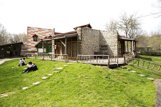 5. Hindiba Doğa Evi – Bolu

Bolu’nun doğal güzellikleri arasında yer alan Hindiba Doğa Evi, yoga ve meditasyon inzivaları için sakin ve huzurlu bir ortam sunuyor. Katılımcıların taleplerine göre şekillenen programlarıyla esneklik sağlayan bu mekan, her seviyeden yoga pratiğine uygun.