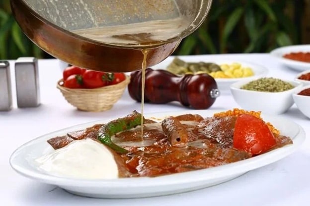1 Porsiyon İskender (Yaklaşık 600 Kalori)
İskender’in yoğurtlu, tereyağlı lezzeti için 2 saat bisiklet çevirmelisiniz. Bisiklet, bacak kaslarını güçlendirirken yüksek kalori yakımı sağlar. Şehirde veya doğada bisiklet sürmek, İskender’in tadını dengelemek için harika bir yol.