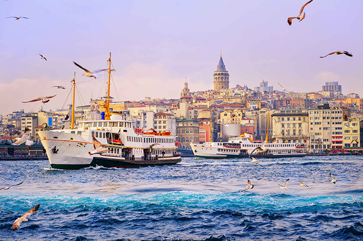 1. İstanbul

Dünya tarihinin en önemli şehirlerinden İstanbul, Asya ve Avrupa’yı birleştiren eşsiz konumuyla her zaman göz kamaştırır. Kapalı Çarşı ve Mısır Çarşısı’nda kaybolurken, el yapımı takılar, çini tabaklar, baharatlar ve lokumlar aklınızı çeler. İstanbul temalı magnetler, rakı bardakları, kahve takımları veya ipek şallar, hem hafif hem de anlamlı hediyelerdir. Şehirdeki semt pazarları ve AVM’ler, her bütçeye uygun seçenekler sunar.