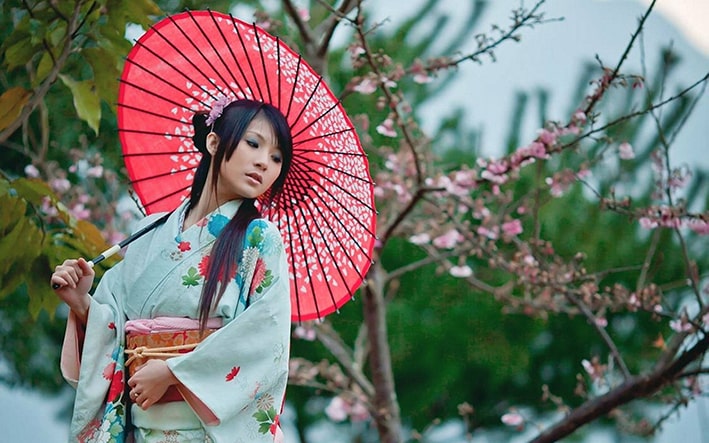Japon Kadınlarının Doğal Güzellik Sırrı

Japon kültüründe cilt bakımı, sadelik ve doğallık üzerine kurulu. Yüzyıllardır kullanılan pirinç sütü toniği, bu felsefenin en güzel örneklerinden biri. Pirinç suyu, cildi aydınlatma, leke görünümünü azaltma ve gözenekleri sıkılaştırma gibi mucizevi etkilere sahip.