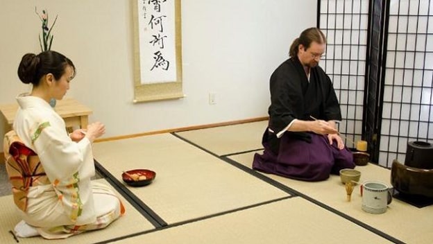 Japonya’da Chanoyu’nun Felsefesi
Japonya’da çay seremonisi, “chanoyu” ya da “sadou” olarak biliniyor ve bir sanat formu gibi icra ediliyor. Evlerin bahçelerinde, sadece bu seremoni için ayrılmış “hoshoan” adlı tek odalı yapılar bulunuyor. Çayın hazırlanışından içilişine kadar her detay, hem ev sahibi hem de misafir için titizlikle belirlenmiş. Japonya’da çocuklar, bu seremoninin inceliklerini öğrenmek için özel eğitim alıyor. Chanoyu, sadece çay içmek değil, aynı zamanda saygı, huzur ve sadeliği deneyimlemek anlamına geliyor.