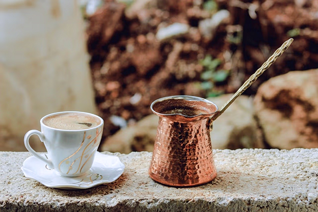 Kahve Telvesinin Temizlikteki Gücü

Kahve telvesi, ince tanecikli yapısıyla peeling etkisi yaratır ve yüzeylerdeki kir, yağ ya da lekeleri nazikçe temizler. Doğal yapısı sayesinde kimyasal deterjanlara alternatif oluştururken, çevreye zarar vermez. Telve, genellikle bir temizlik beziyle ya da doğrudan yüzeye uygulanır ve hafif dairesel hareketlerle ovulur. Ardından nemli bir bezle silinerek kalıntılar kolayca temizlenir. Bu yöntem, hem pratik hem de etkili olmasıyla dikkat çeker.