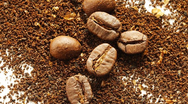 3.Orta İnce Öğütülmüş Kahve
Üçüncü dalga kahve kültürünün gözdesi sifon kahve için orta ince öğütülmüş kahve kullanılır. Moka pot’a benzer bir demleme prensibine sahip sifon kahve, bu öğütme boyutuyla en iyi lezzeti sunar. Taneler, ne çok ince ne de çok kalın, tam kararında bir denge sağlar.