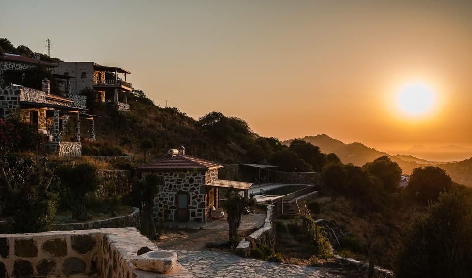 3. Karakaya Retreat – Bodrum

Bodrum’un Gümüşlük bölgesinde, dağların yamacında konumlanan Karakaya Retreat, tam anlamıyla bir inziva merkezi. 