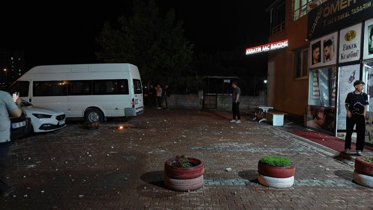 Kayseri'de 14 Katlı Binanın Çatısına Yıldırım Düştü! Düşen Parçalar Araçlara Zarar Verdi (2)