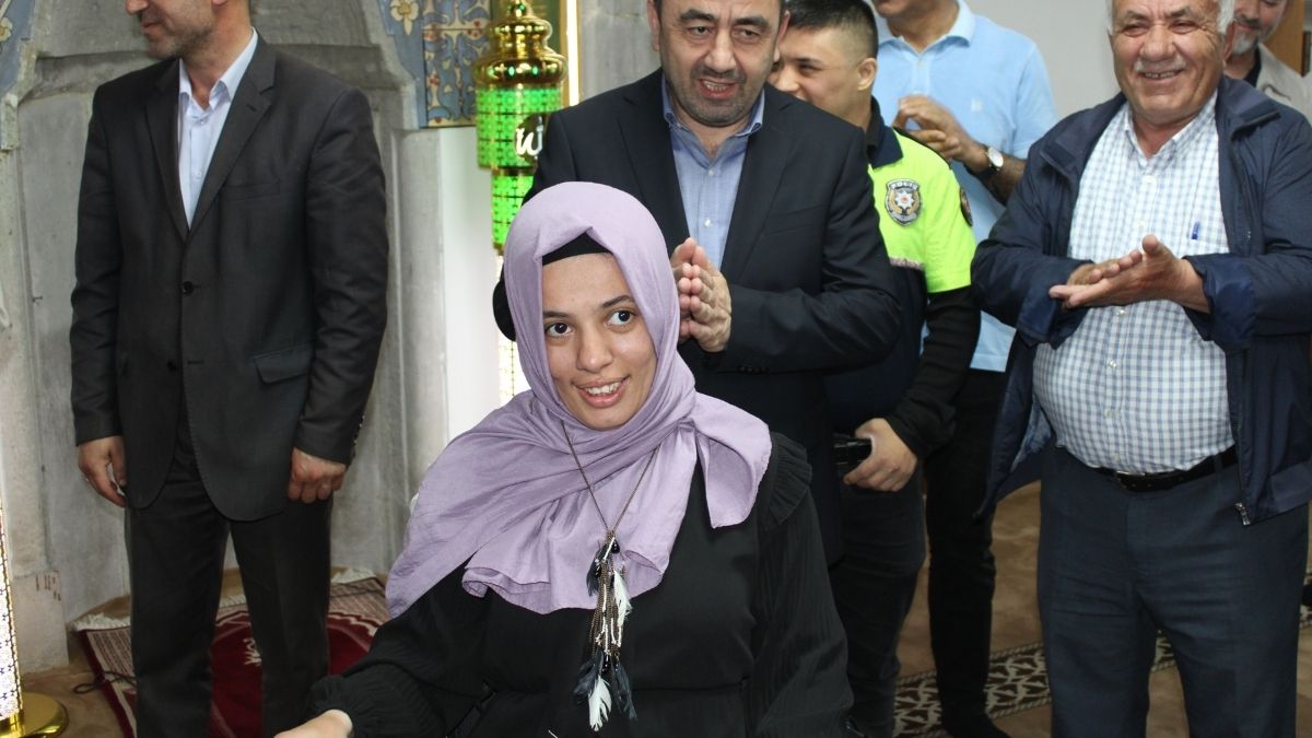 Kayseri'de Engelli Vatandaşlar Orada Buluştu! 27 Yaşındaki İlayda'ya Hediye (3)