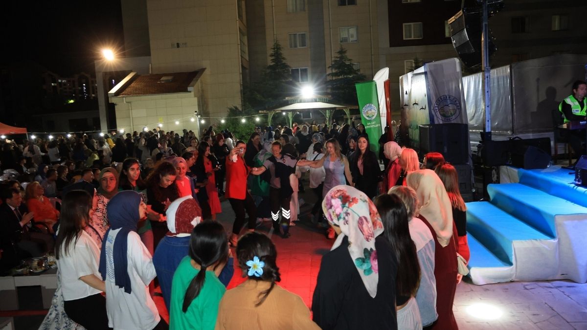 Kayseri'de Kyk Kız Yurdunda Konser! Grup Şantiye Sahne Aldı (4)