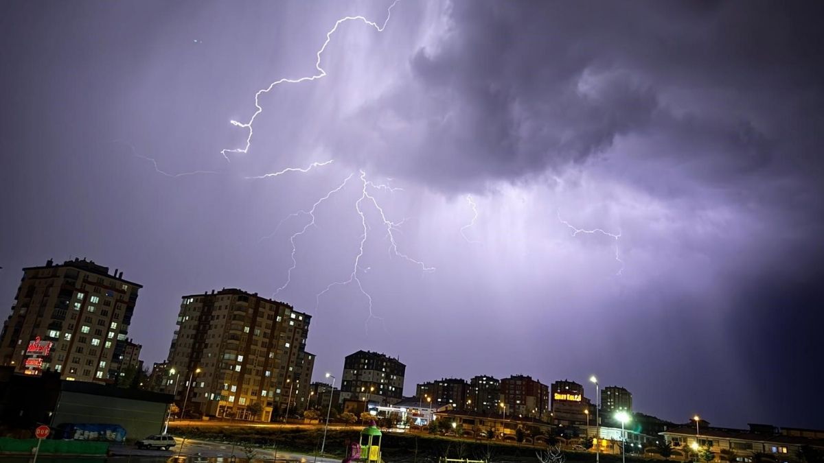 Kayseri'de Sağanak Yağış Hayatı Felç Etti! Kütüphanenin Tavanı Çöktü (2)