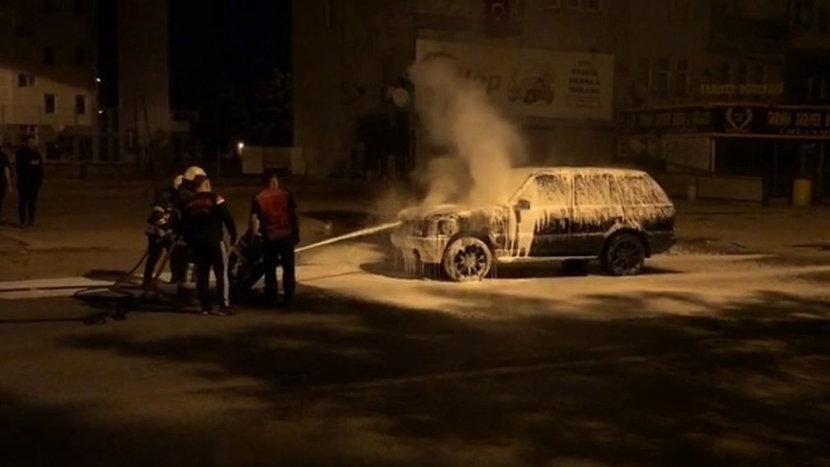 Kayseri'de Şüpheli Yangın! Park Halindeki Lüks Araçtan Dumanlar Yükseldi (1)