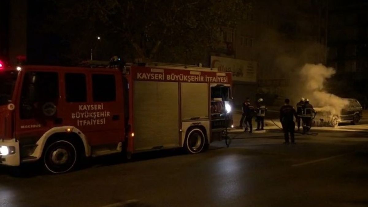 Kayseri'de Şüpheli Yangın! Park Halindeki Lüks Araçtan Dumanlar Yükseldi (3)
