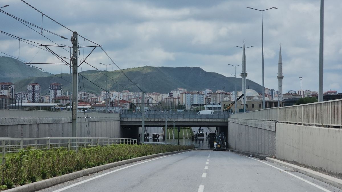 Kayseri'de Yağış Hayatı Felç Etti, Yollar Göle Döndü! Büyükşehir Belediyesi'nden Ilk Açıklama (2)