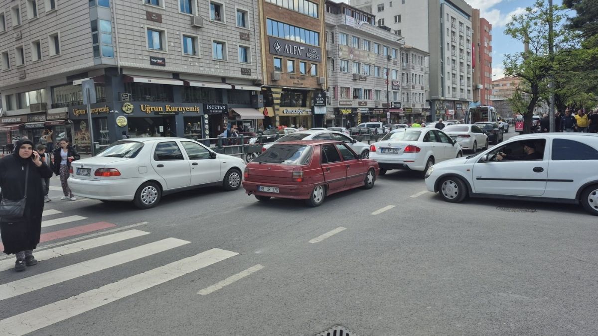 Kayseri’de Yine Motosiklet Kazası! Aracın Çarptığı Kurye Metrelerce Sürüklendi (3)