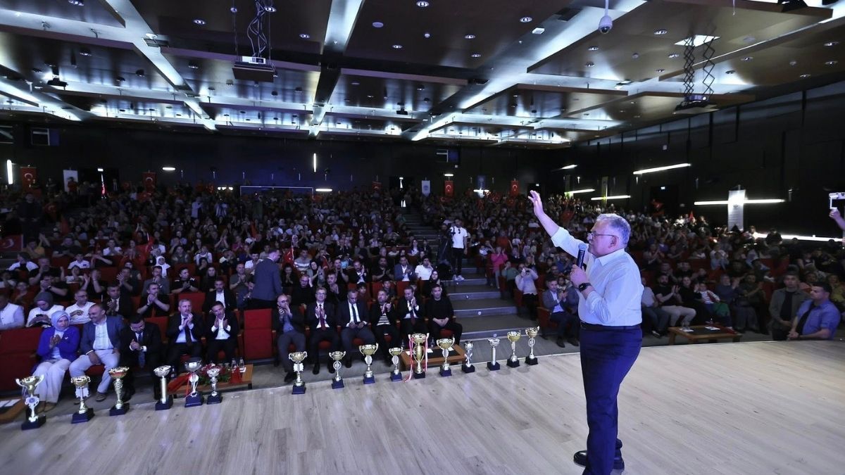 Kayserili Gençler Ödüllerini Başkan Büyükkılıç'tan Aldı! (1)