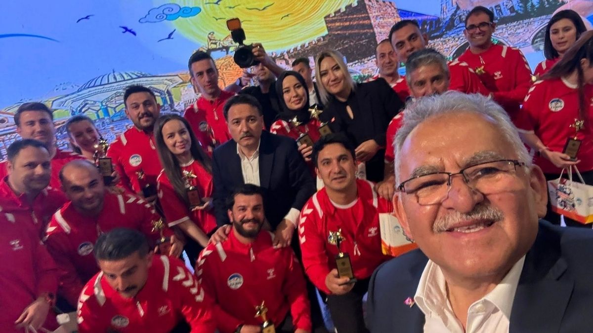 Kayserili Gençler Ödüllerini Başkan Büyükkılıç'tan Aldı! (3)