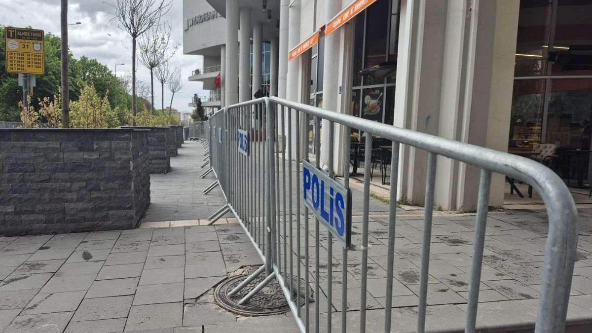 Kayseri’nin Dev Parkına Giriş Çıkışlar Kapatıldı! Polis Bariyerleri Ile Çevrildi (1)