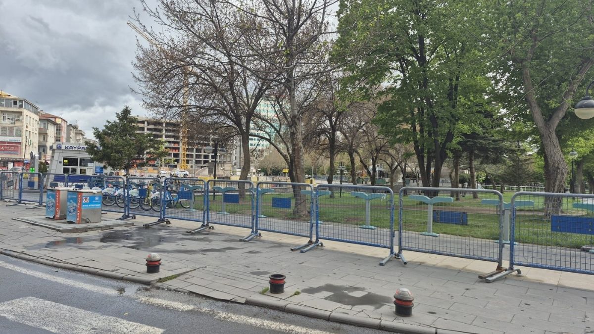Kayseri’nin Dev Parkına Giriş Çıkışlar Kapatıldı! Polis Bariyerleri Ile Çevrildi (3)