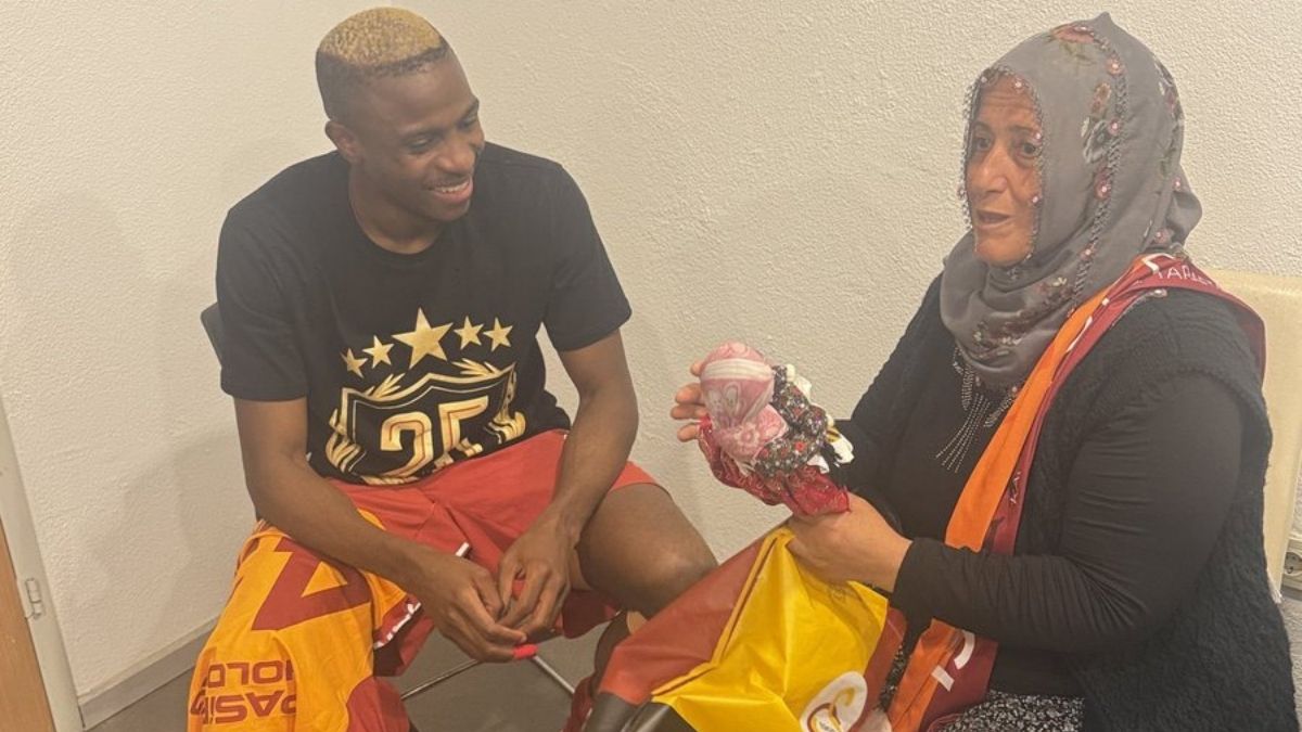 Kayserispor Soyunma Odasına Bodrum Maçı Öncesi Kadınlardan Sürpriz (1)