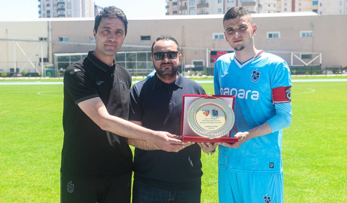 Kayserispor’dan Alkışlanacak Hareket! Şampiyonu Böyle Karşıladılar3 (1)