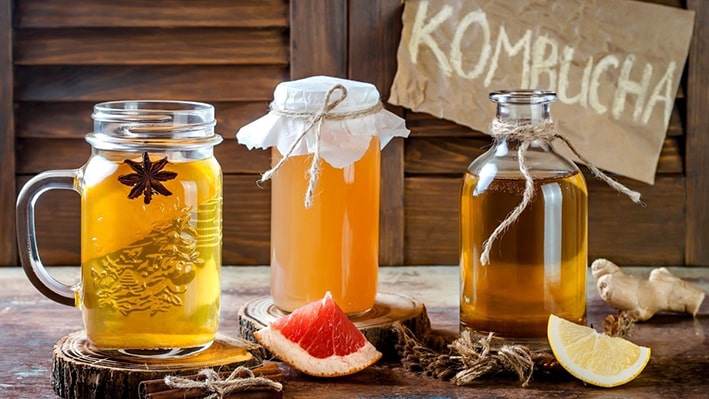 Kombu Çayının Faydaları Nelerdir?

Kombu çayı, sağlık açısından pek çok fayda sunar. Probiyotik içeriğiyle bağışıklık sistemini güçlendirerek vücudu virüs ve bakterilere karşı korur. Sindirim sistemini destekler, bağırsak sağlığını düzenler ve mide problemlerini hafifletir. Glukonik asit sayesinde toksinlerin ve ağır metallerin vücuttan atılmasını sağlar. Metabolizmayı hızlandırarak kilo vermeye yardımcı olur. Cilde uygulandığında nemlendirir, yaşlanma belirtilerini azaltır ve saç köklerini güçlendirir. Antioksidan özellikleriyle kanser hücrelerinin oluşumunu engelleyebilir (doktor onayı gerekir). Ayrıca sinir sistemini sakinleştirir, baş ağrısını hafifletir ve stresi azaltır.