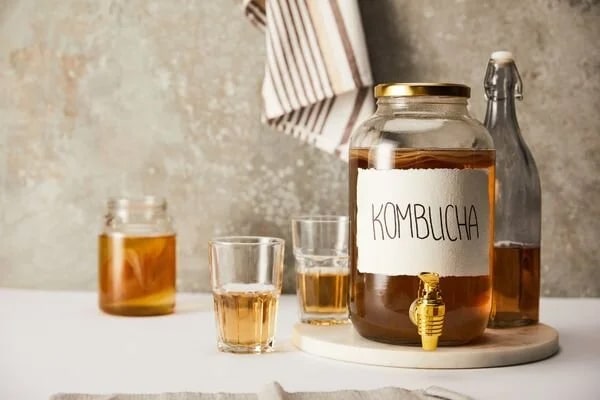 Kombu Çayı Nasıl Yapılır?

Kombu çayı evde kolayca hazırlanabilir. Gerekli malzemeler: 1 litre kaynamış su, 1 su bardağı organik pancar şekeri, 2-3 yemek kaşığı siyah veya yeşil çay, 1 adet kombu mantarı (SCOBY) ve 1 su bardağı başlangıç kombu çayı. Suyu kaynatıp çayı demleyin, şekeri ekleyip eritin. Soğuyan çayı cam kavanoza süzün, mantar ve başlangıç sıvısını ekleyin. Kavanozun ağzını bezle örtüp 7-21 gün oda sıcaklığında, güneş ışığından uzak bir yerde fermente edin.