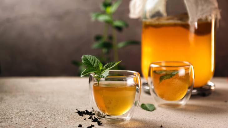 Kombu Mantarının Kullanım Alanları

Kombu çayı çok yönlü bir üründür. Cilt bakımında tonik olarak kullanıldığında cildi nemlendirir ve yaşlanma belirtilerini azaltır; mantar maske olarak yüze uygulanabilir. 