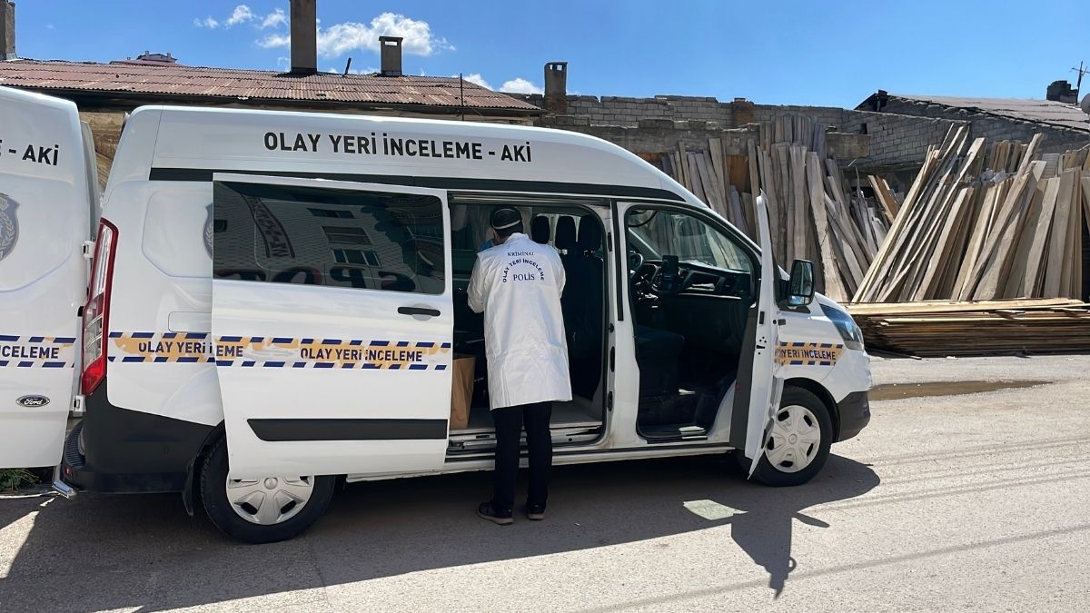 Komşuları Ihbar Etti! 70 Yaşındaki Adamın Cansız Bedeni Bulundu (1)