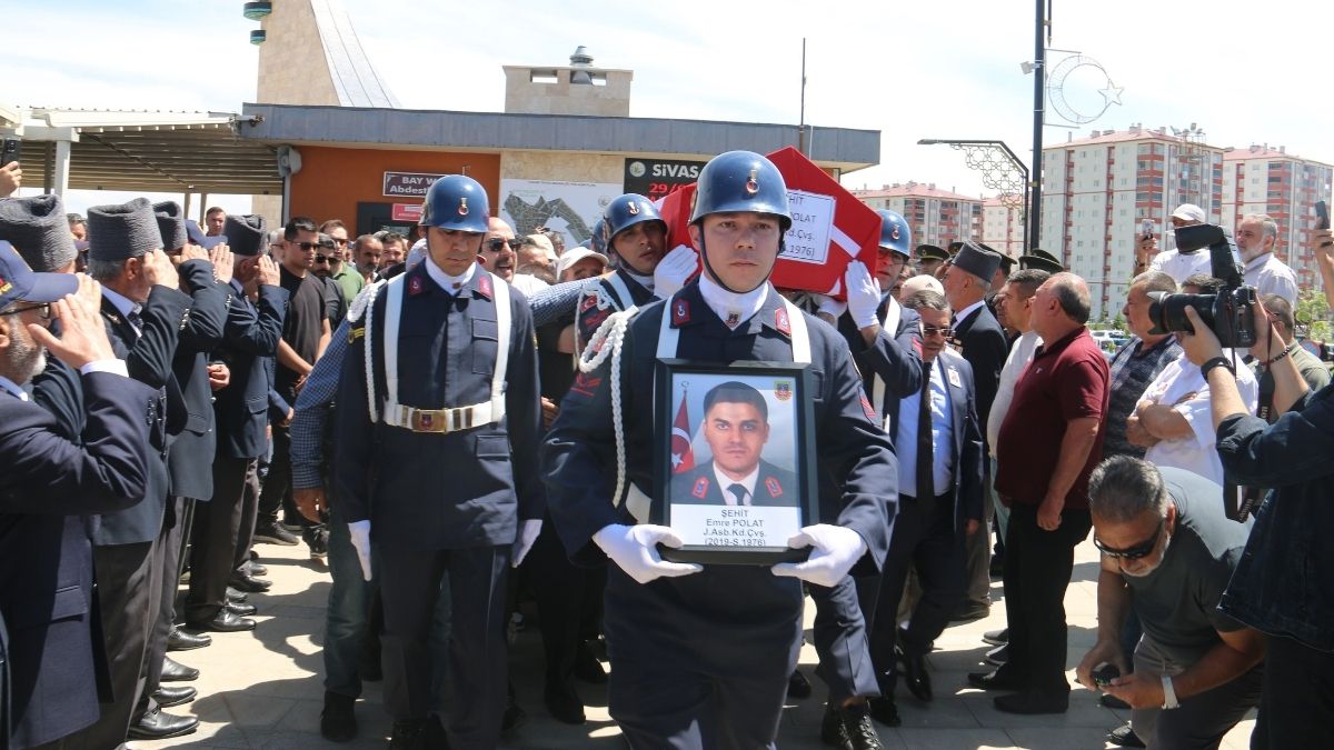Komşuya Şehit Ateşi Düştü! Gözyaşları Içinde Son Yolculuğuna Uğurlandı (1)