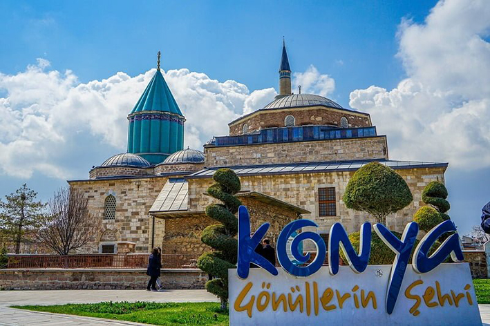 4. Konya

Mevlana’nın şehri Konya, manevi atmosferi ve tarihi dokusuyla öne çıkar. Mevlana şekeri ve lokum, tatlı severler için vazgeçilmezdir. Semazen figürlü biblolar, derviş temalı magnetler ve Konya’ya özgü el sanatları, anlamlı hediyelerdir.