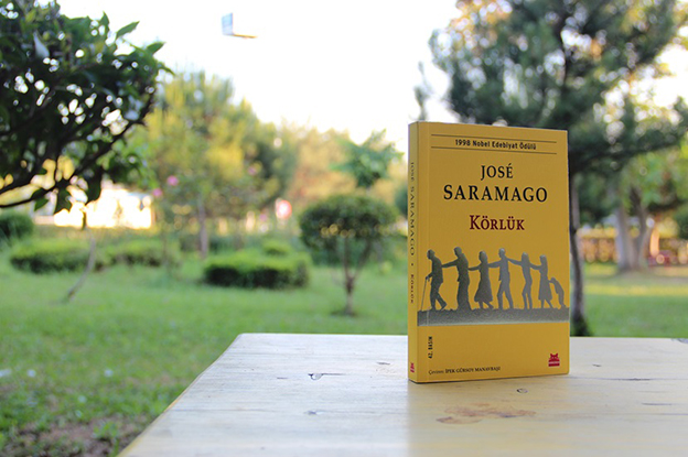 Körlük
José Saramago’nun 1995’te yazdığı Körlük, Nobel ödüllü bir başka başyapıttır. Roman, bir anda ortaya çıkan ve salgın gibi yayılan körlük hastalığının toplumda yarattığı kaosu ve ahlaki çöküşü konu edinir. Saramago’nun akıcı ve yoğun anlatımı, okuyucuyu bu distopik dünyanın içine çeker. İnsan doğasının en karanlık yönlerini cesurca ele alan eser, aynı zamanda dayanışma ve umut gibi temaları da işler. Körlük, gerilim ve psikolojik derinlik arayanlar için unutulmaz bir deneyim sunar.