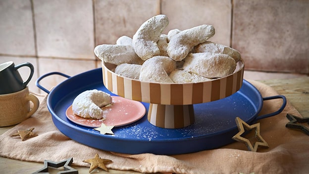 Kourabiedes / Kourabiedes
Yunan versiyonunda mastika veya vanilya gibi aromalar öne çıksa da, her iki mutfakta da çayın yanına en güzel eşlikçi bu kurabiyeler.